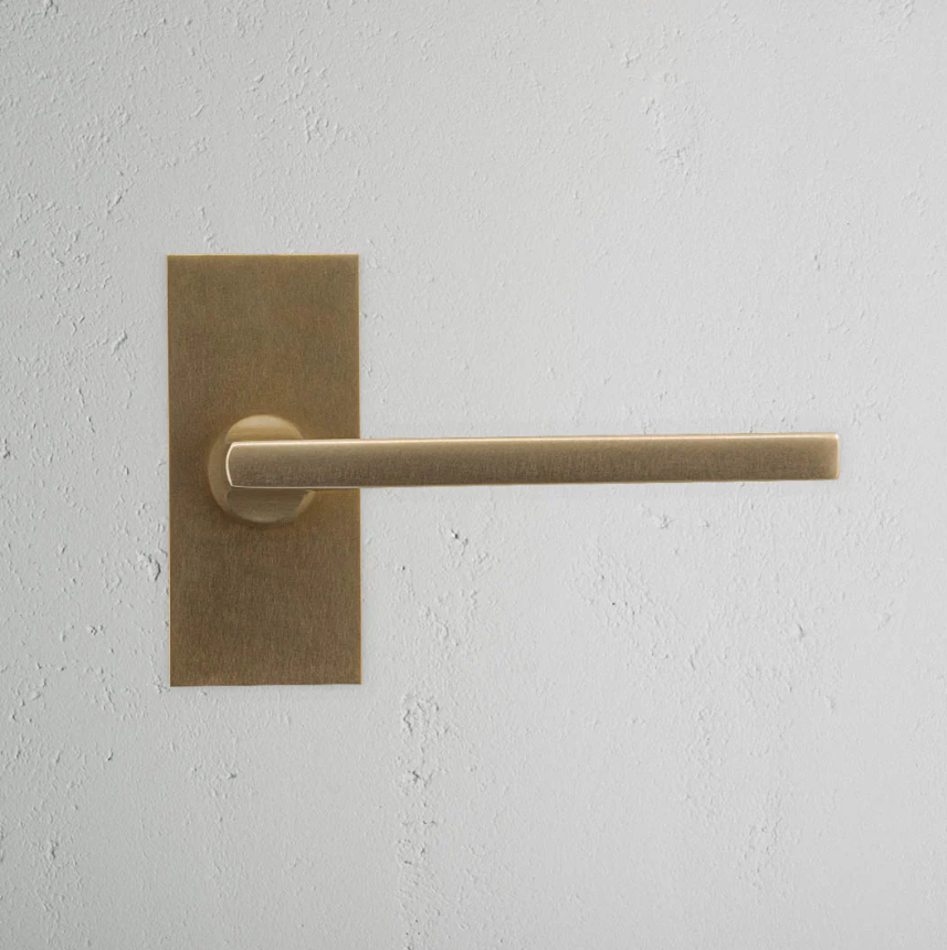 Clayton klamka do drzwi ze sprężyną i krótkim szyldem mosiądz