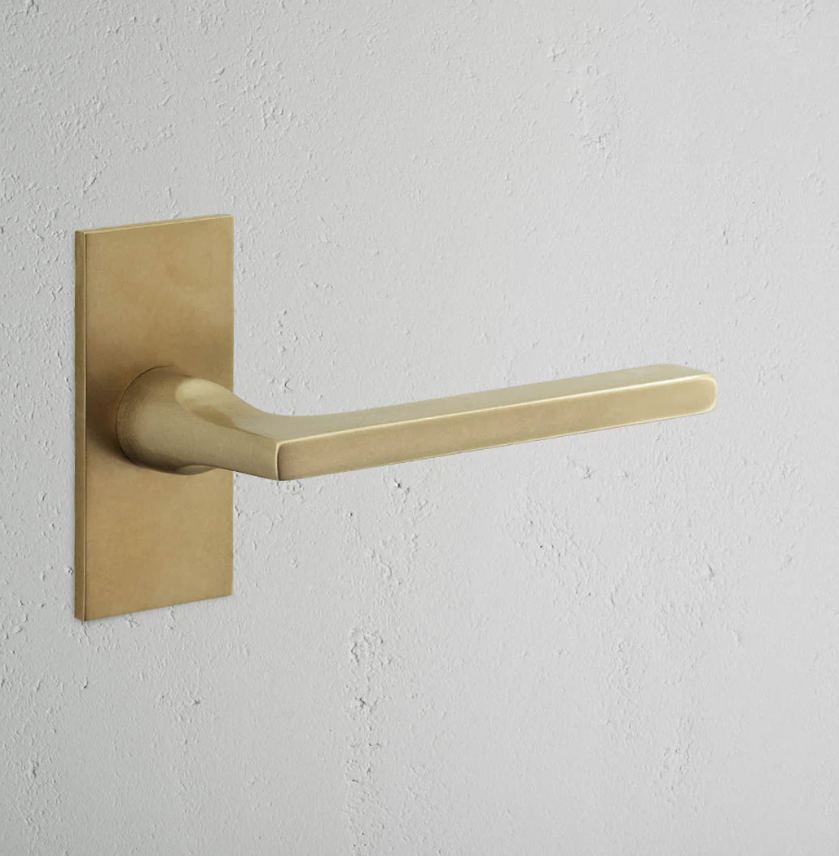 Clayton klamka do drzwi ze sprężyną i krótkim szyldem mosiądz