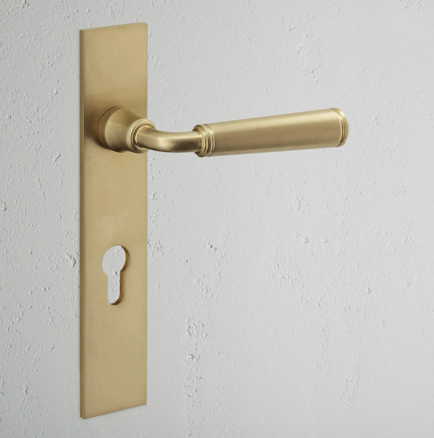 Digby klamka do drzwi ze sprężyną, długim szyldem i profilem Euro mosiądz