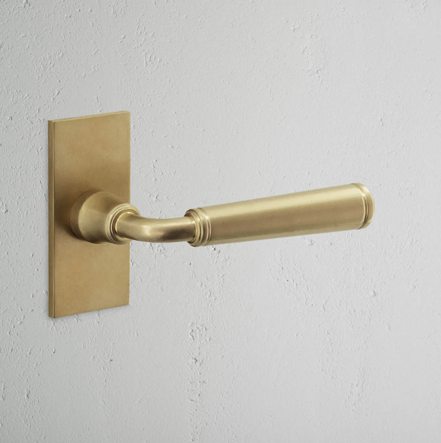 Digby klamka do drzwi ze sprężyną i krótkim szyldem mosiądz