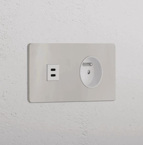 Grove Okrągły moduł gniazda USB 30 W i francuskiego w podwójnej ramce nikiel biały