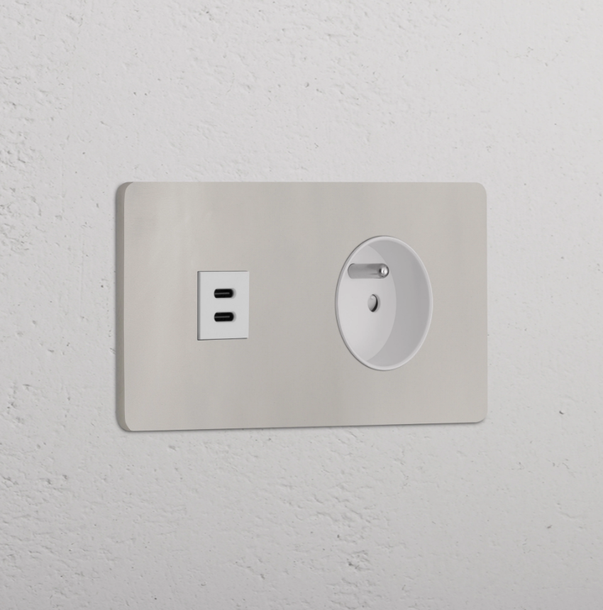 Grove Okrągły moduł gniazda USB 30 W i francuskiego w podwójnej ramce nikiel biały