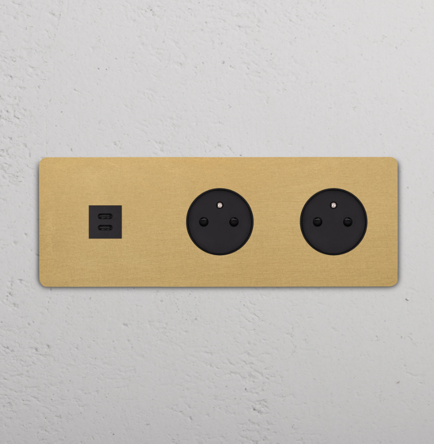 Grove Okrągły moduł gniazda USB 30 W i francuskiego x 2 w potrójnej ramce czarny