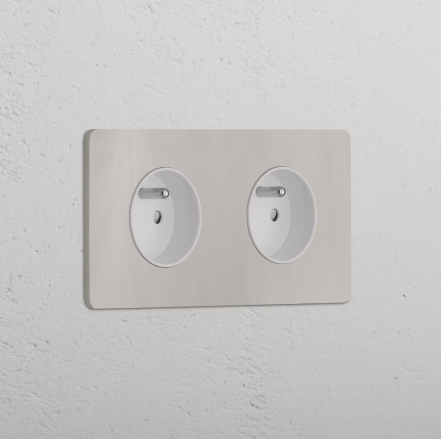 Grove Okrągły moduł gniazda francuskiego x 2 w podwójnej ramce nikiel biały