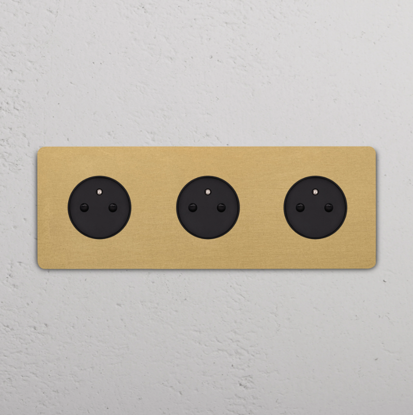 Grove Okrągły moduł gniazda francuskiego x 3 w potrójnej ramce czarne