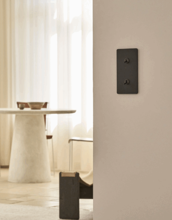 Grove Włącznik dźwigniowy x 2 w podwójnej ramce pionowej brąz