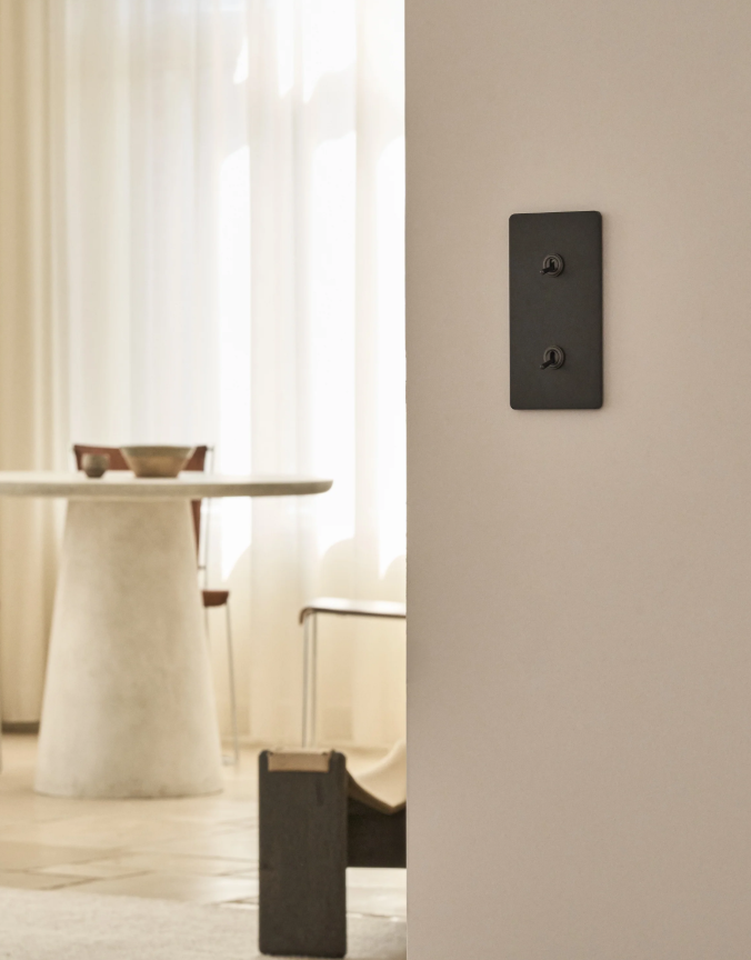 Grove Włącznik dźwigniowy x 2 w podwójnej ramce pionowej brąz